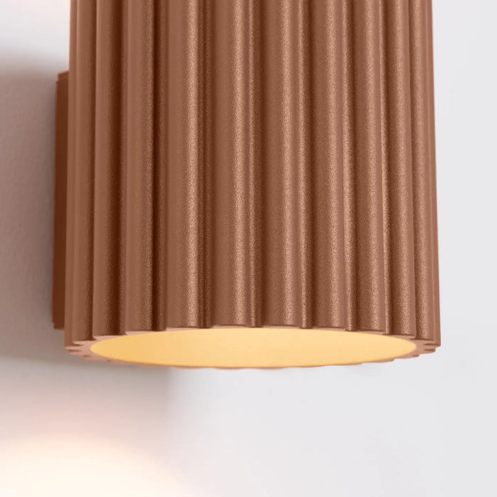 Applique murale aura moka en cuivre flûté avec forme unique inspirée et lumière diffuse chaleureuse
