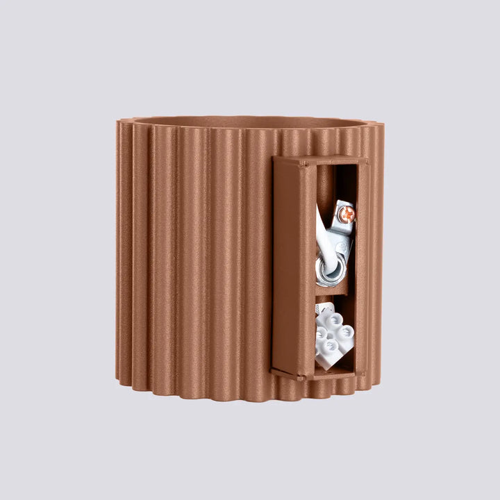 Applique murale aura moka en plastique ondulé marron avec porte à charnière et câblage intérieur forme unique inspirée