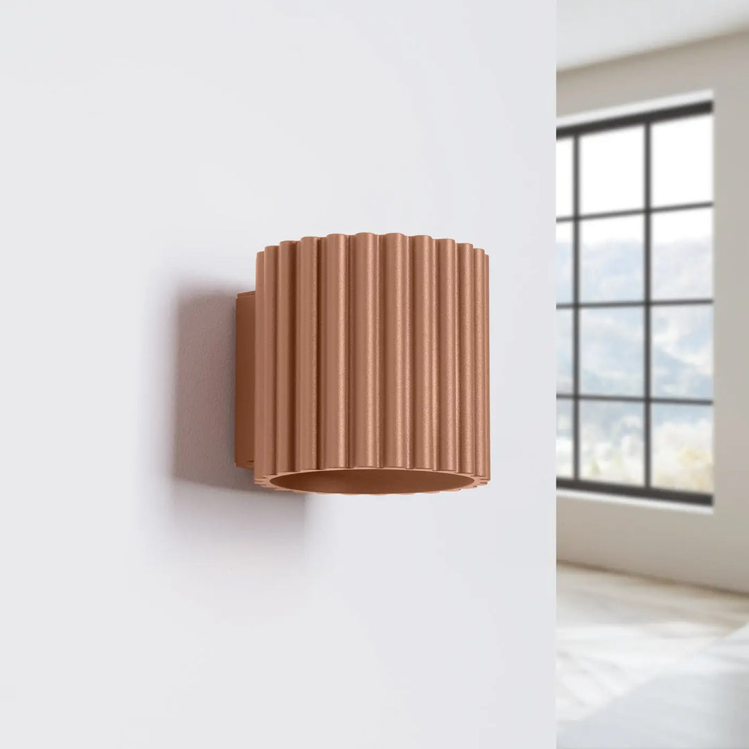 Applique murale aura moka cuivre avec forme unique inspirée et rainures verticales en cylindre