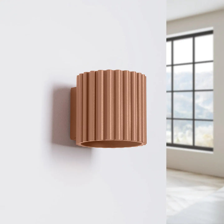 Applique murale aura moka cuivre avec forme unique inspirée et rainures verticales en cylindre