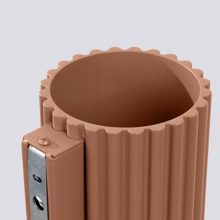 Applique murale aura moka en plastique tan avec texture cannelée et fixation métallique forme unique inspirée