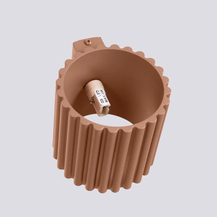 Applique murale aura moka en céramique côtelée tan avec ampoule edison beige forme unique inspirée