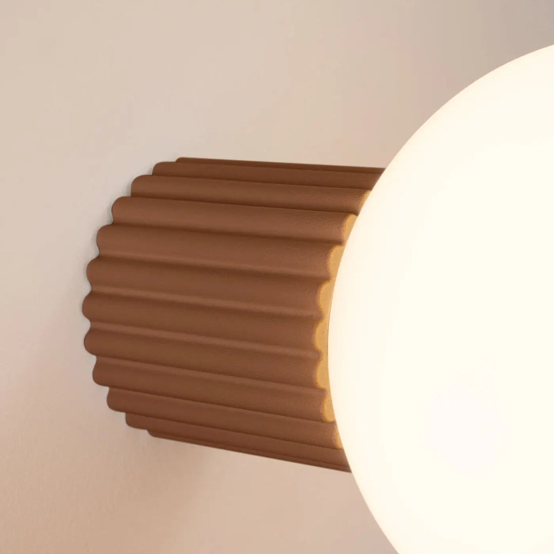 Lampe halo applique murale moka avec base cylindrique striée marron et sphère laiteuse pour bureau décorative