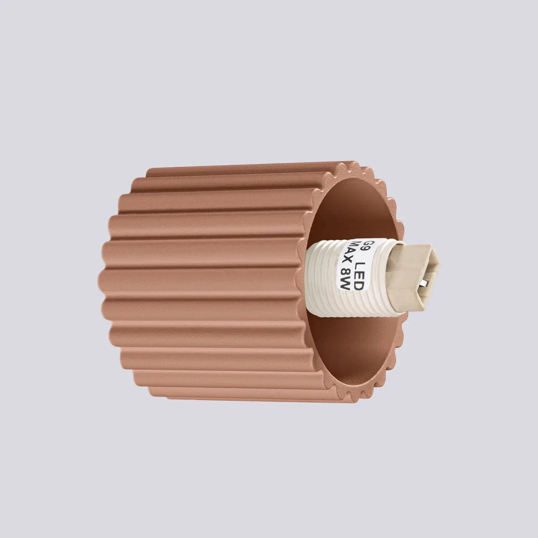 Applique murale halo moka avec corps cuivre nervuré blanc texturé et connecteur beige pour bureau décorative