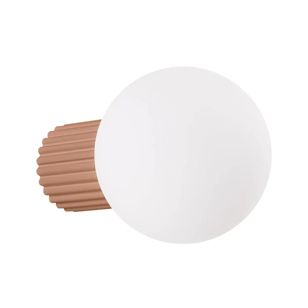 Applique murale halo moka avec sphère laiteuse matte et tige cannelée cuivre pour bureau décorative