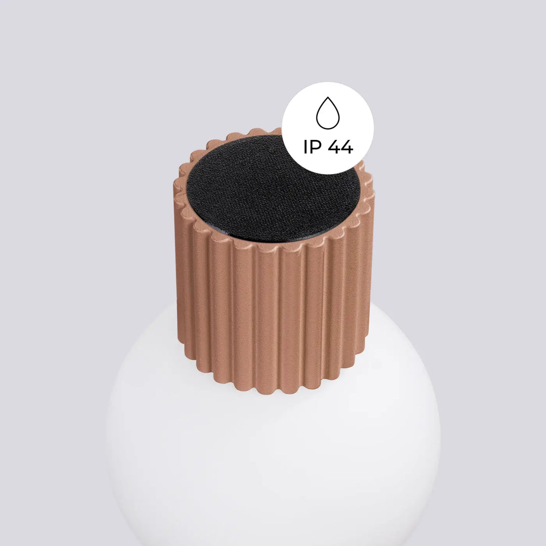 Le top de la lampe halo applique murale moka en cuivre mat avec capuchon noir texturé pour bureau décorative