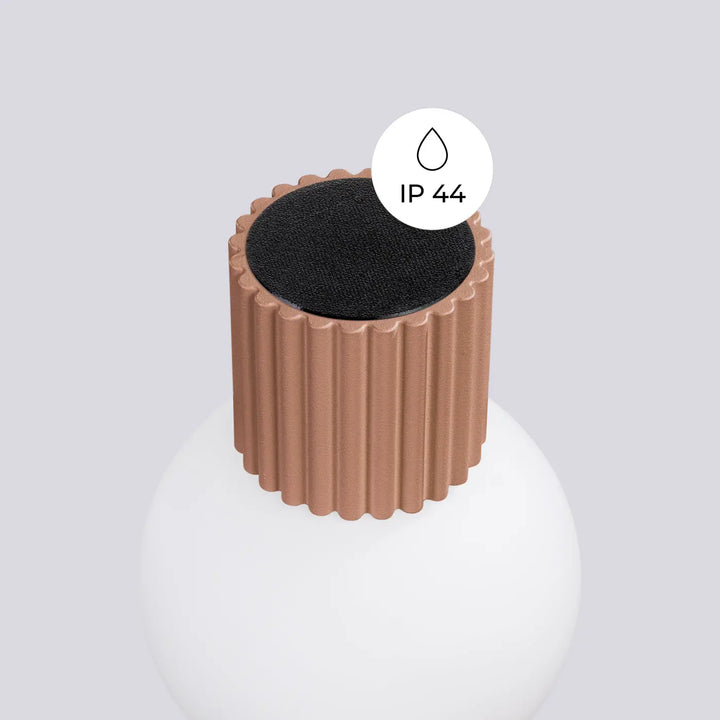 Le top de la lampe halo applique murale moka en cuivre mat avec capuchon noir texturé pour bureau décorative