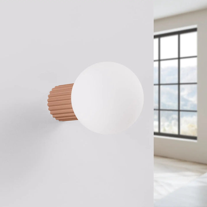 Applique murale halo moka avec sphère laiteuse en verre et base en bois texturé pour bureau décorative