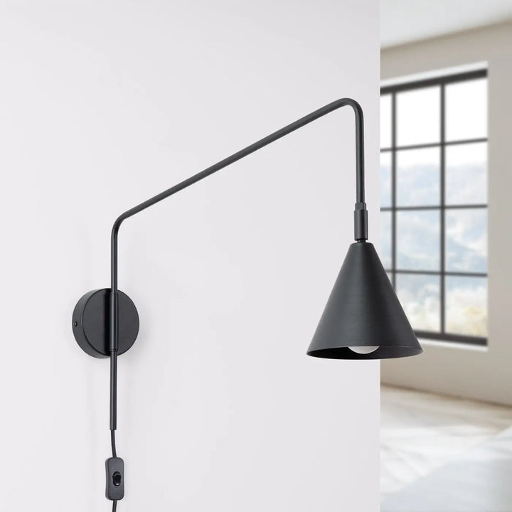 Applique murale moderne noire avec bras angulaire et abat-jour géométrique en finition mate noir pour composition intrigante