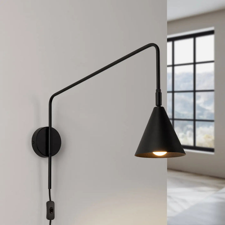 Applique murale moderne nox noir en finition mate avec bras angulaire et abat-jour géométrique en forme conique