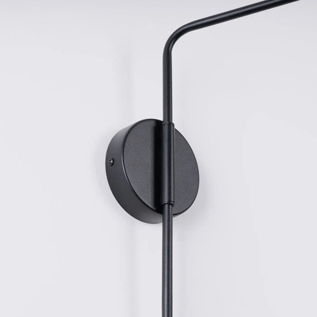 Applique murale moderne en métal noir mat avec abat-jour géométrique et composition intrigante pour intérieur minimaliste