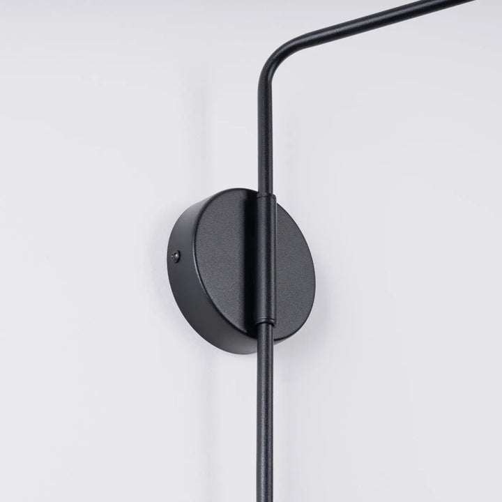 Applique murale moderne en métal noir mat avec abat-jour géométrique et composition intrigante pour intérieur minimaliste