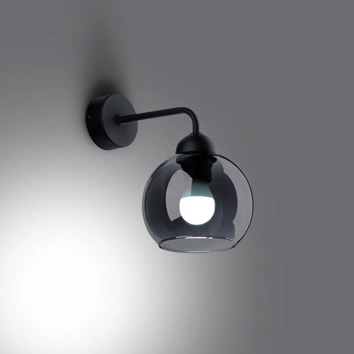 Applique murale alino 1 noir avec bras courbé et globe en verre teinté noir de la collection alino