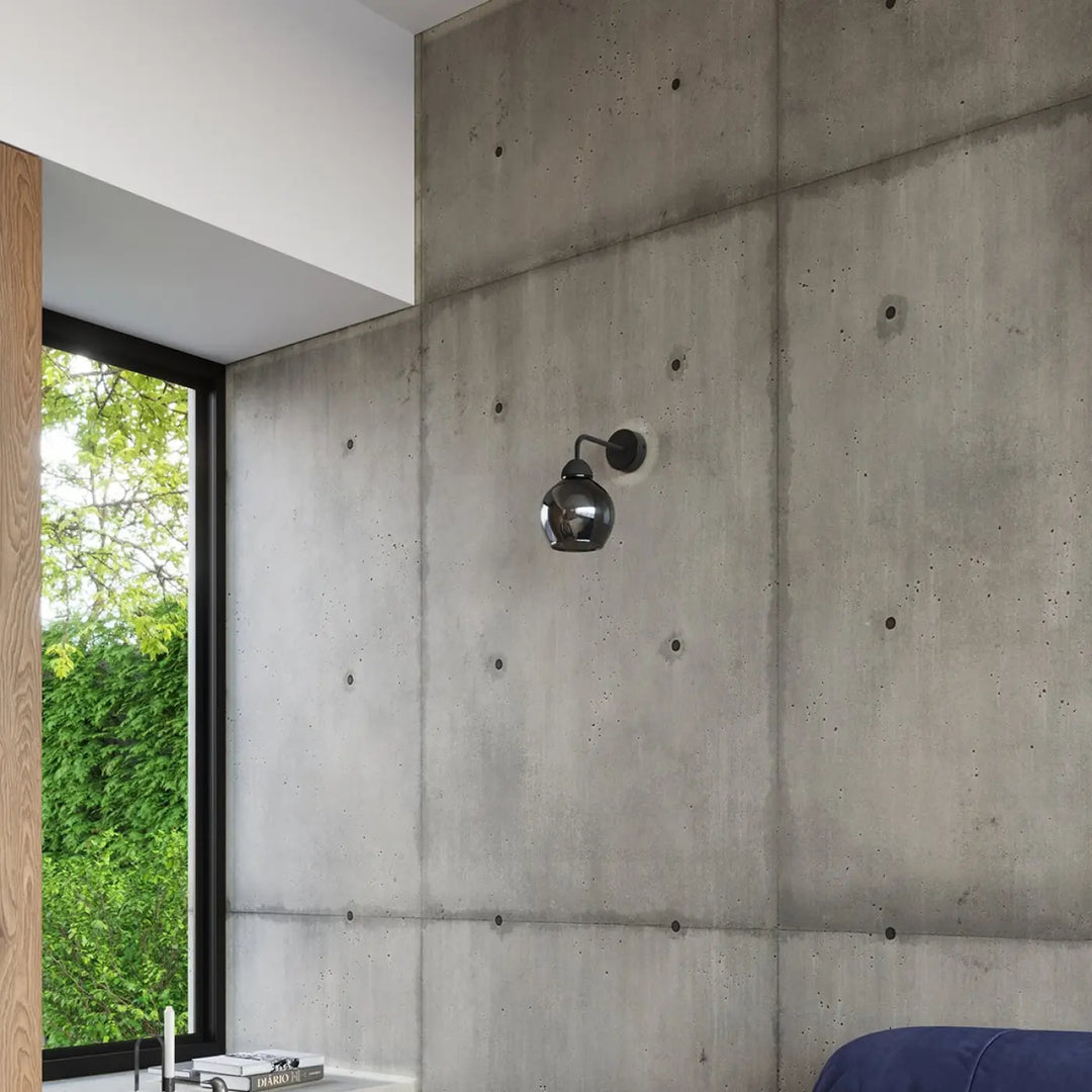 Applique murale collection alino 1 noir en métal noir avec verre teinté sphérique montée sur mur en béton