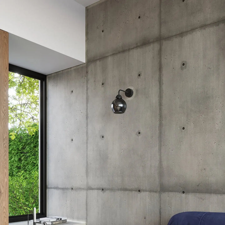 Applique murale collection alino 1 noir en métal noir avec verre teinté sphérique montée sur mur en béton
