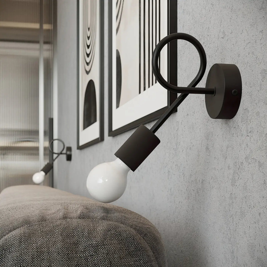 Applique murale en métal noir avec bras incurvé et ampoule blanche de la collection levar incroyablement stylées