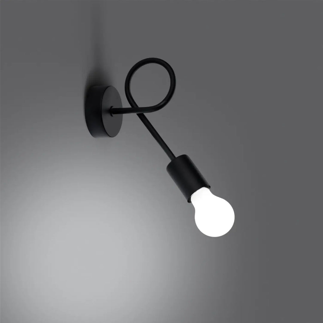 Applique murale black minimalist avec bras incurvé et ampoule visible de la collection levar incroyablement stylées