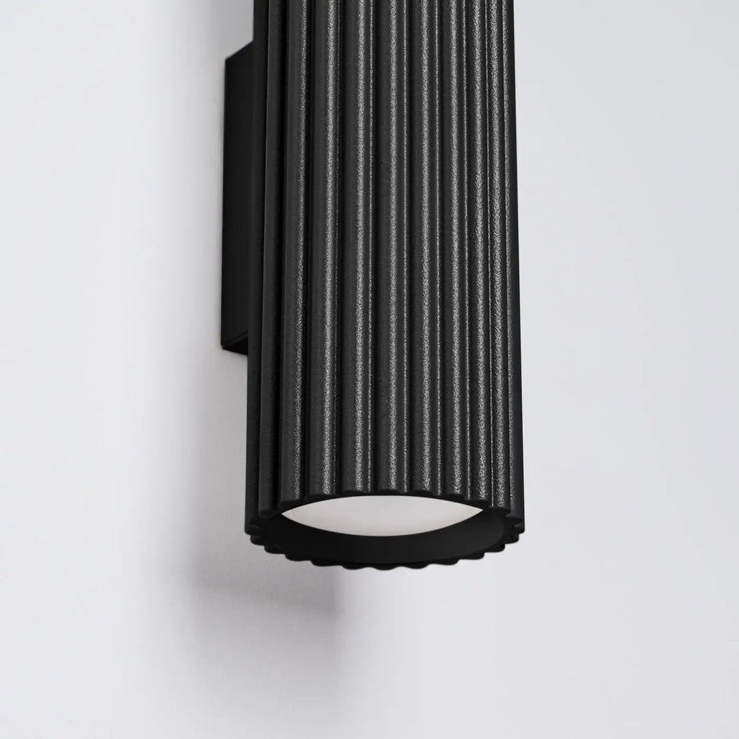 Applique murale karbon 20 noir ribbée en design minimaliste avec ampoules gu10 interchangeables plafonnier karbon allie