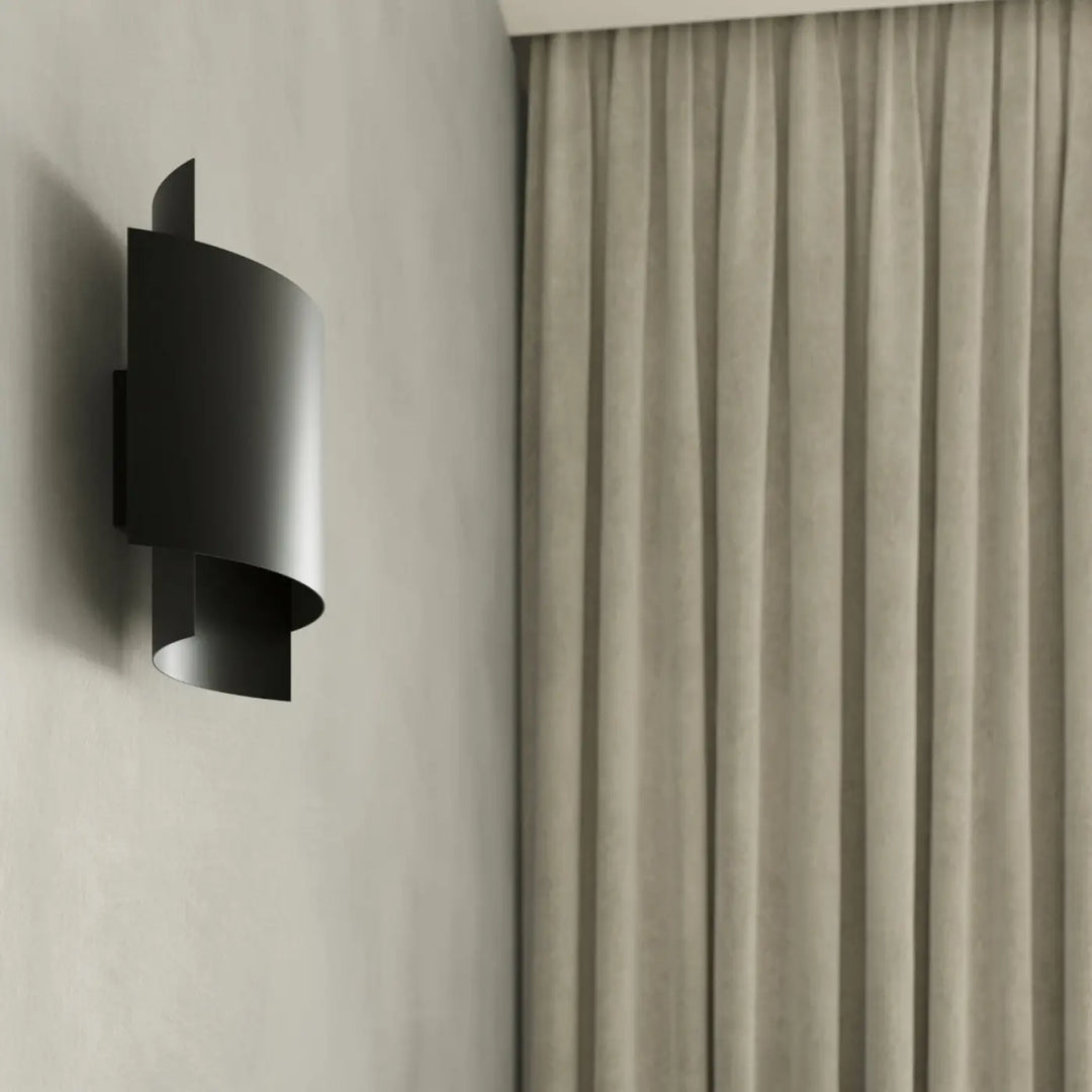 Applique murale impact noir en métal avec finition mate noire design original fera luminaire mural intemporel
