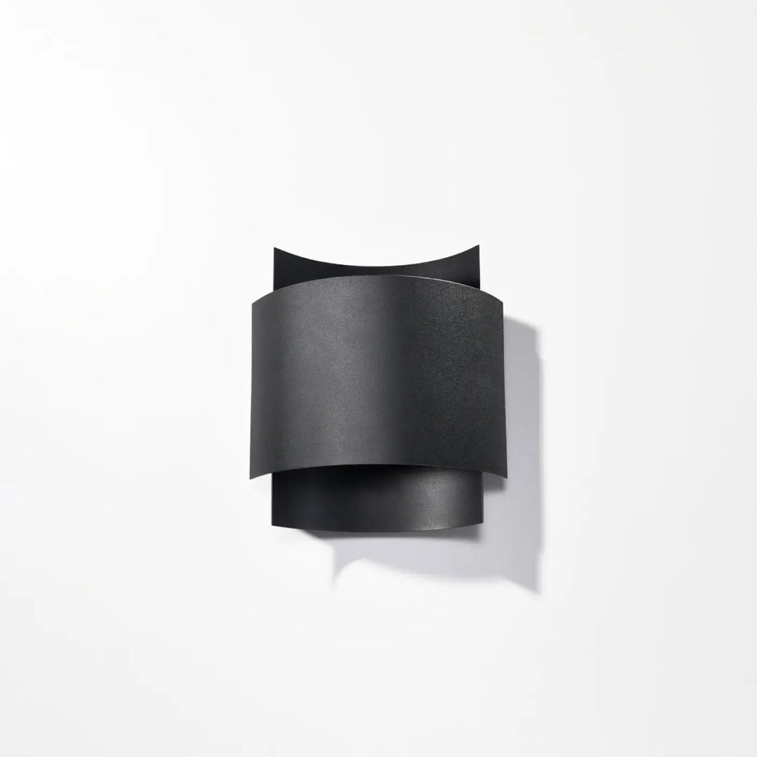 Applique murale impact en finition noire mate avec design original fera en cylindres courbés pour un luminaire mural intemporel