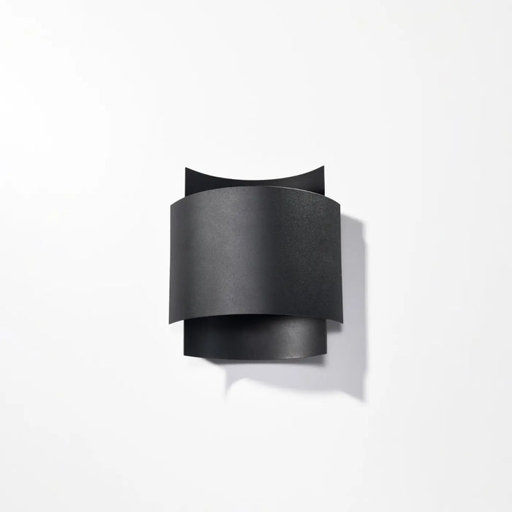 Applique murale impact en finition noire mate avec design original fera en cylindres courbés pour un luminaire mural intemporel