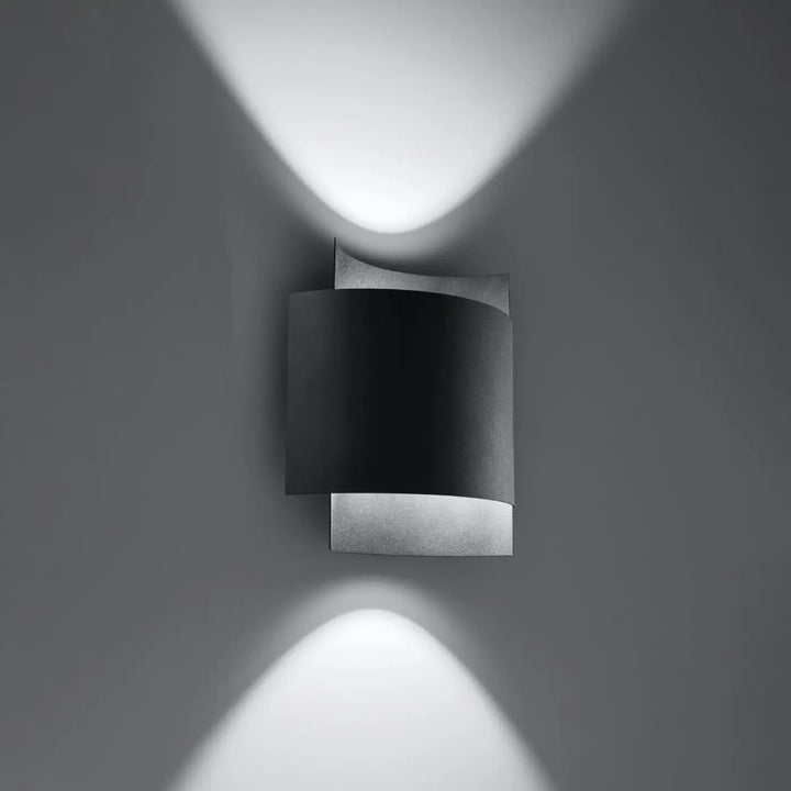 Applique murale impact noire en finition mate avec design original fera, luminaire mural intemporel diffusant deux faisceaux lumineux ciblés