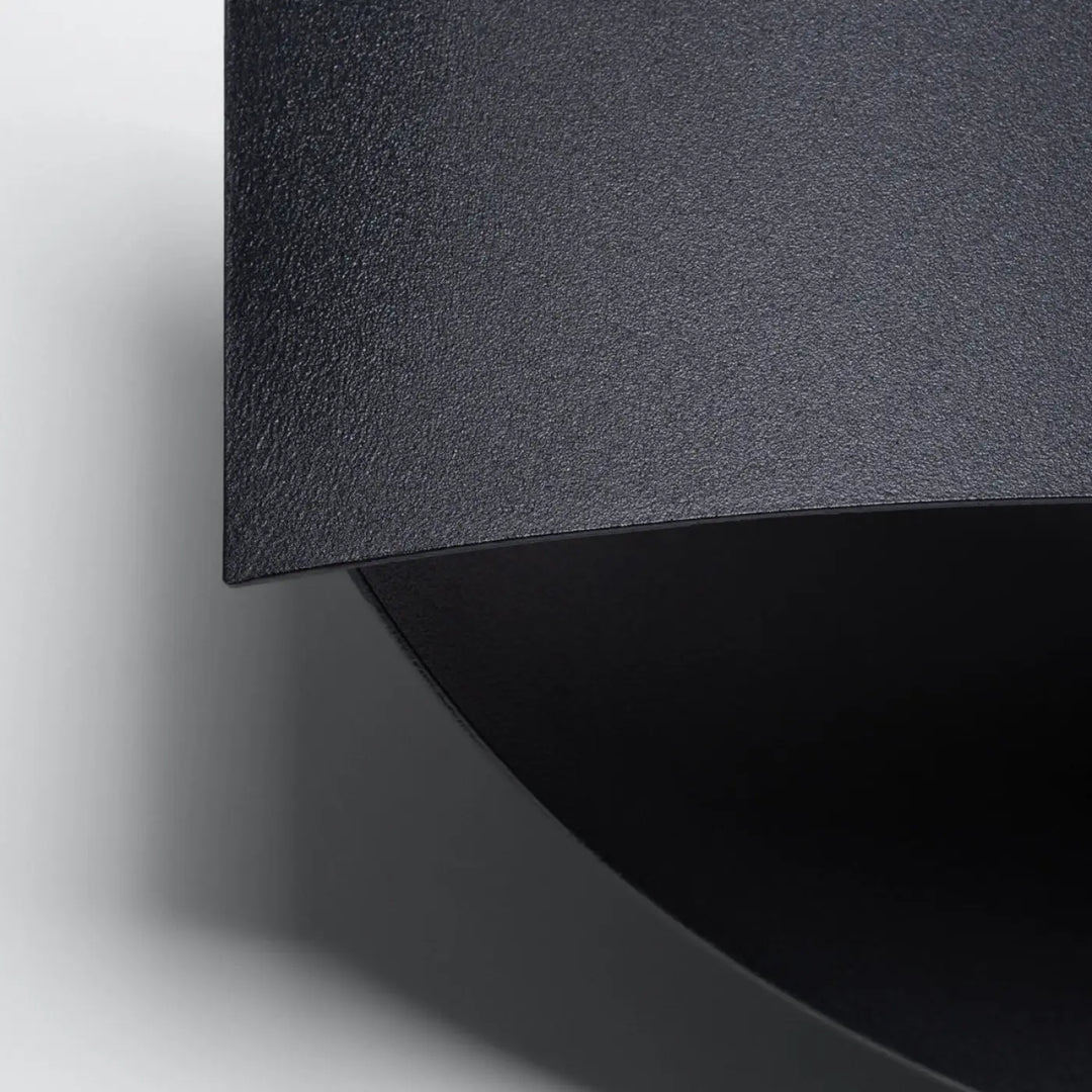L’applique toni noir finition matte en métal avec design courbé moderne et ornement subtil pour couleurs classiques
