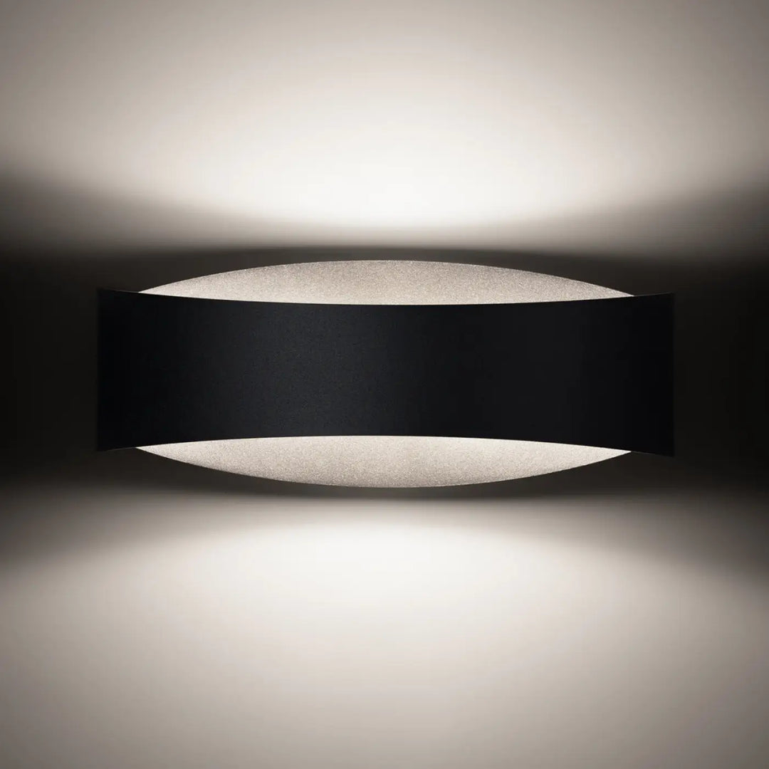 Applique toni noire moderne avec ornement subtil et diffuseur en verre dépoli pour couleurs classiques élégantes