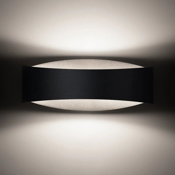Applique toni noire moderne avec ornement subtil et diffuseur en verre dépoli pour couleurs classiques élégantes