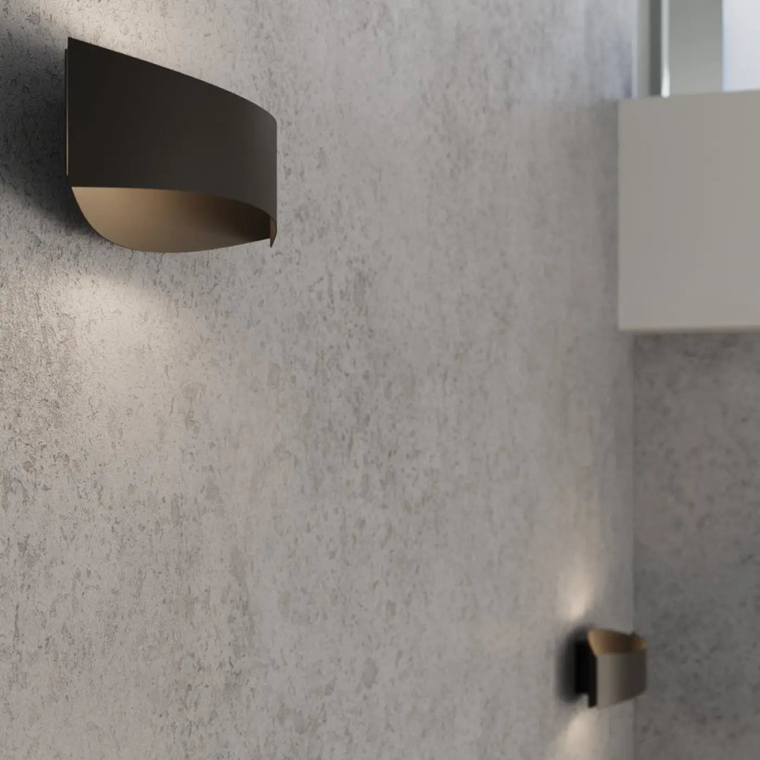 Applique toni en métal mat noir avec intérieur en laiton pour un ornement subtil aux couleurs classiques minimalistes