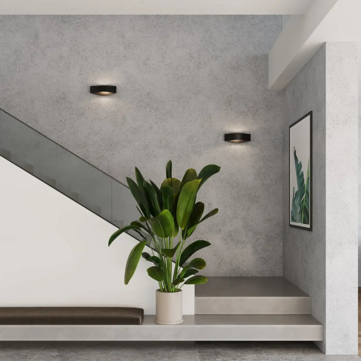 Une applique murale l’applique toni noir ornement subtil avec un pot en céramique moderne aux couleurs classiques