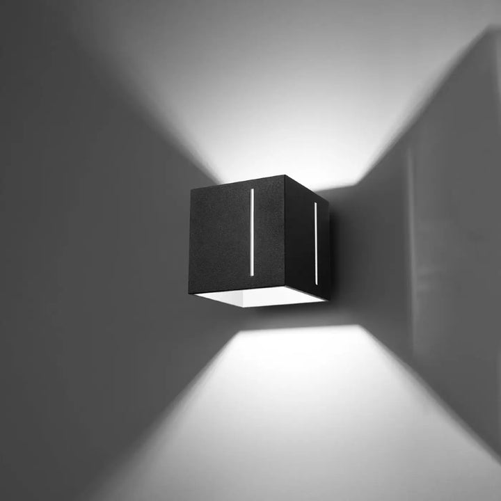 Applique murale pixar noire en forme de cube avec perforation linéaire et deux bandes led blanches verticales modernes