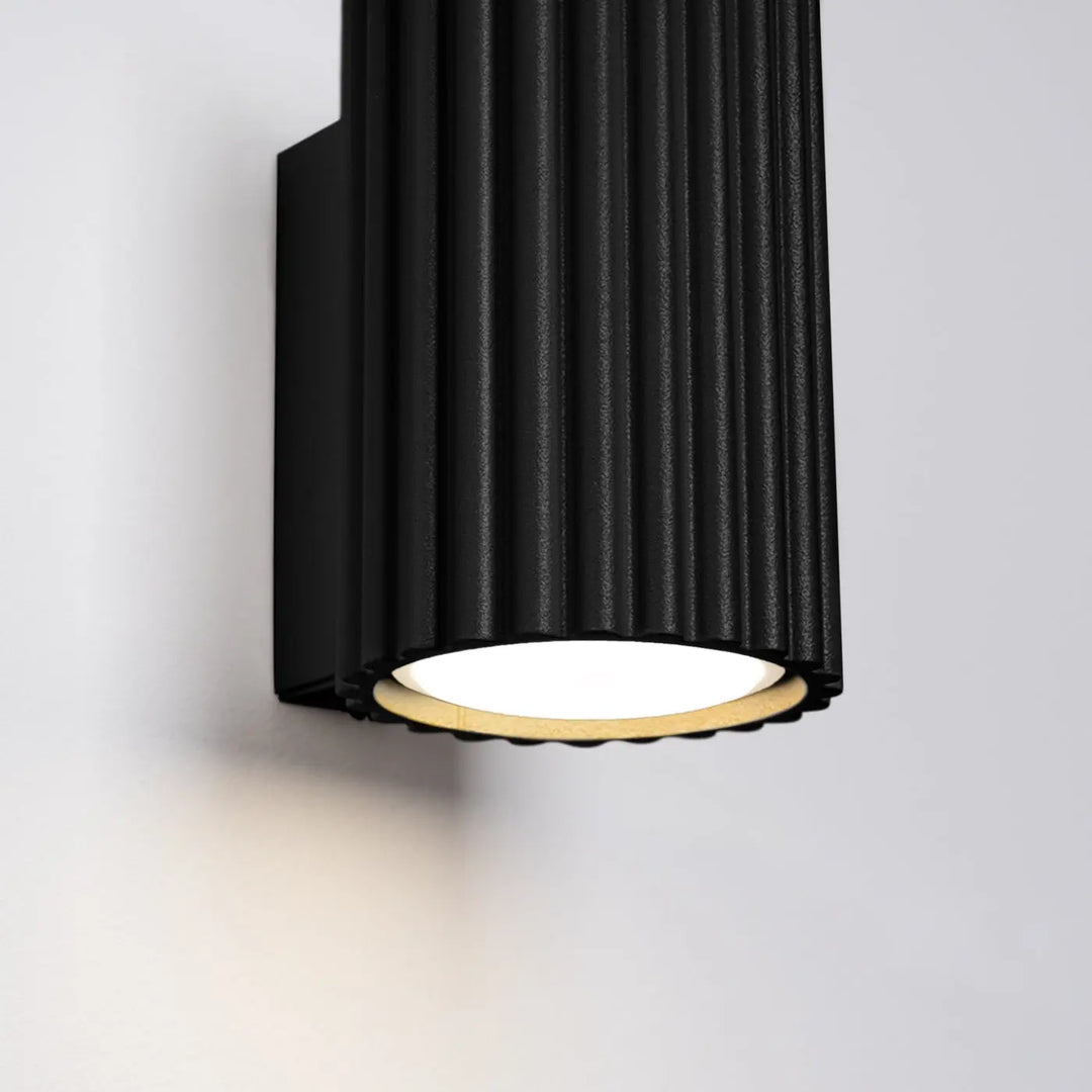 Applique murale karbon 10 noir avec lampe circulaire chaude design minimaliste et ampoules gu10 interchangeables