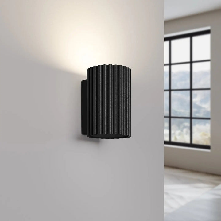 Applique murale karbon 10 noir en design minimaliste avec ampoules gu10 interchangeables pour plafonnier karbon allie