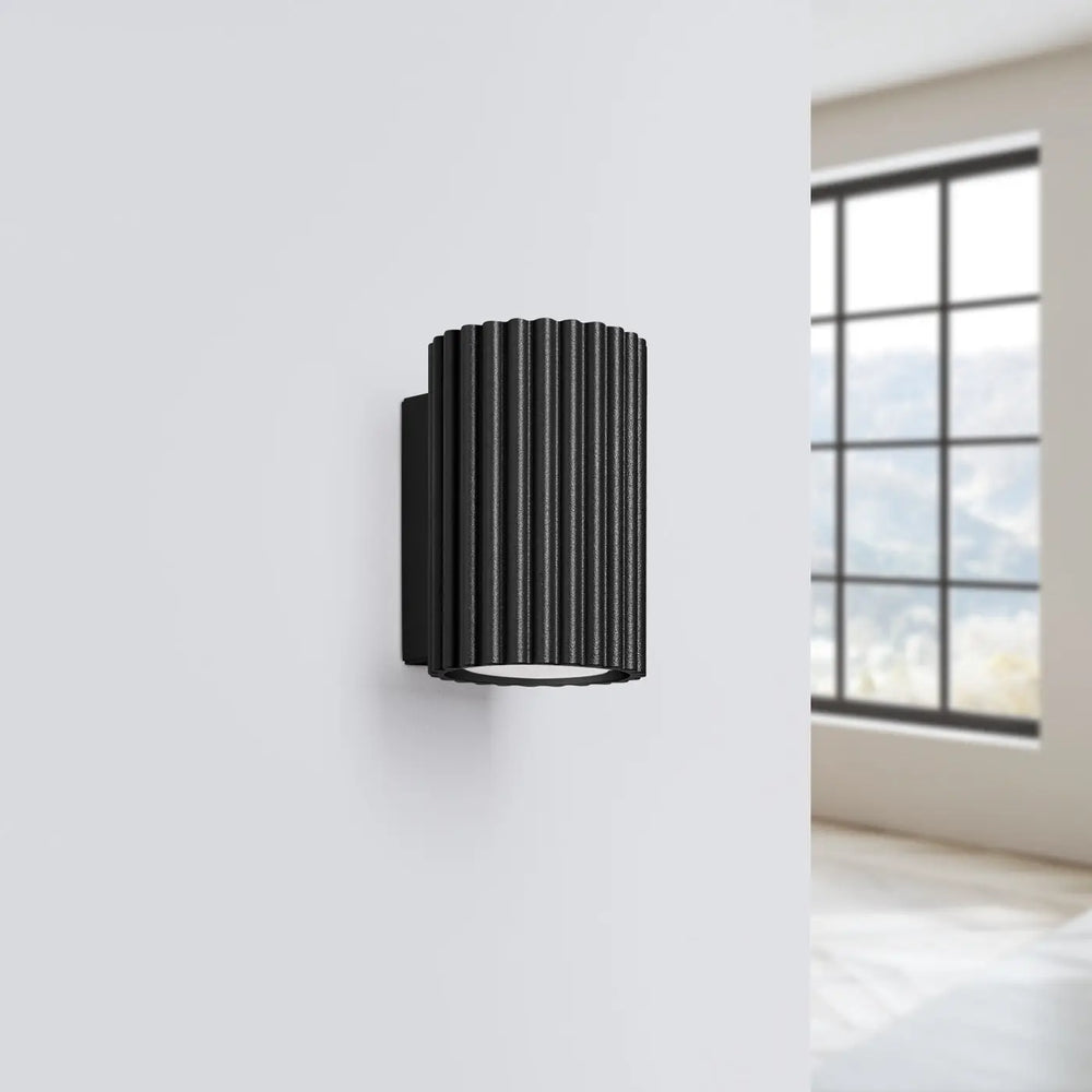 Applique murale karbon 10 noir avec design minimaliste cylindrique à rainures verticales et ampoules gu10 interchangeables