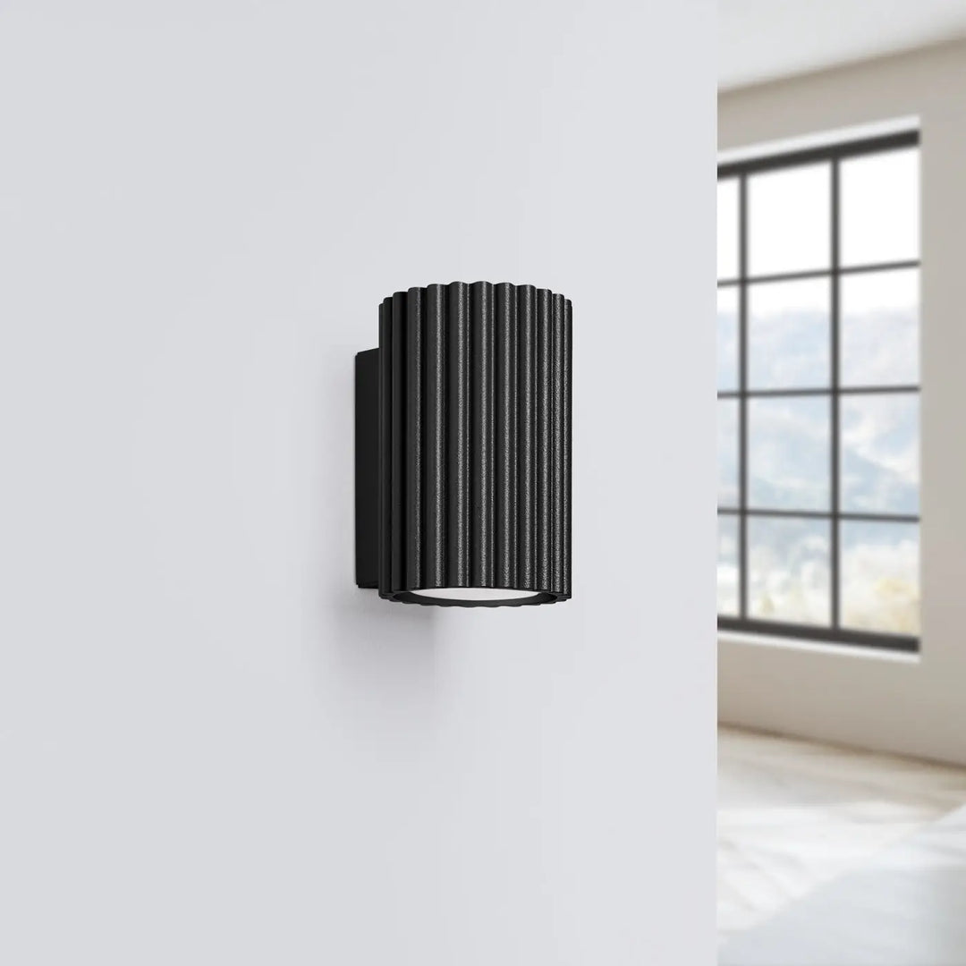 Applique murale karbon 10 noir avec design minimaliste cylindrique à rainures verticales et ampoules gu10 interchangeables