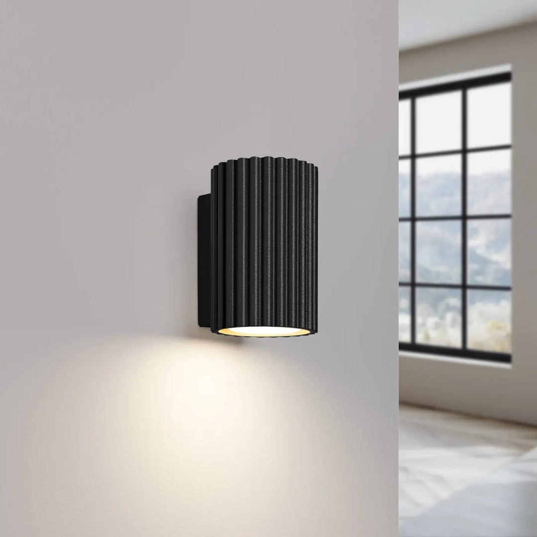 Applique murale karbon 10 noir en design minimaliste avec ampoules gu10 interchangeables et vertical ridges