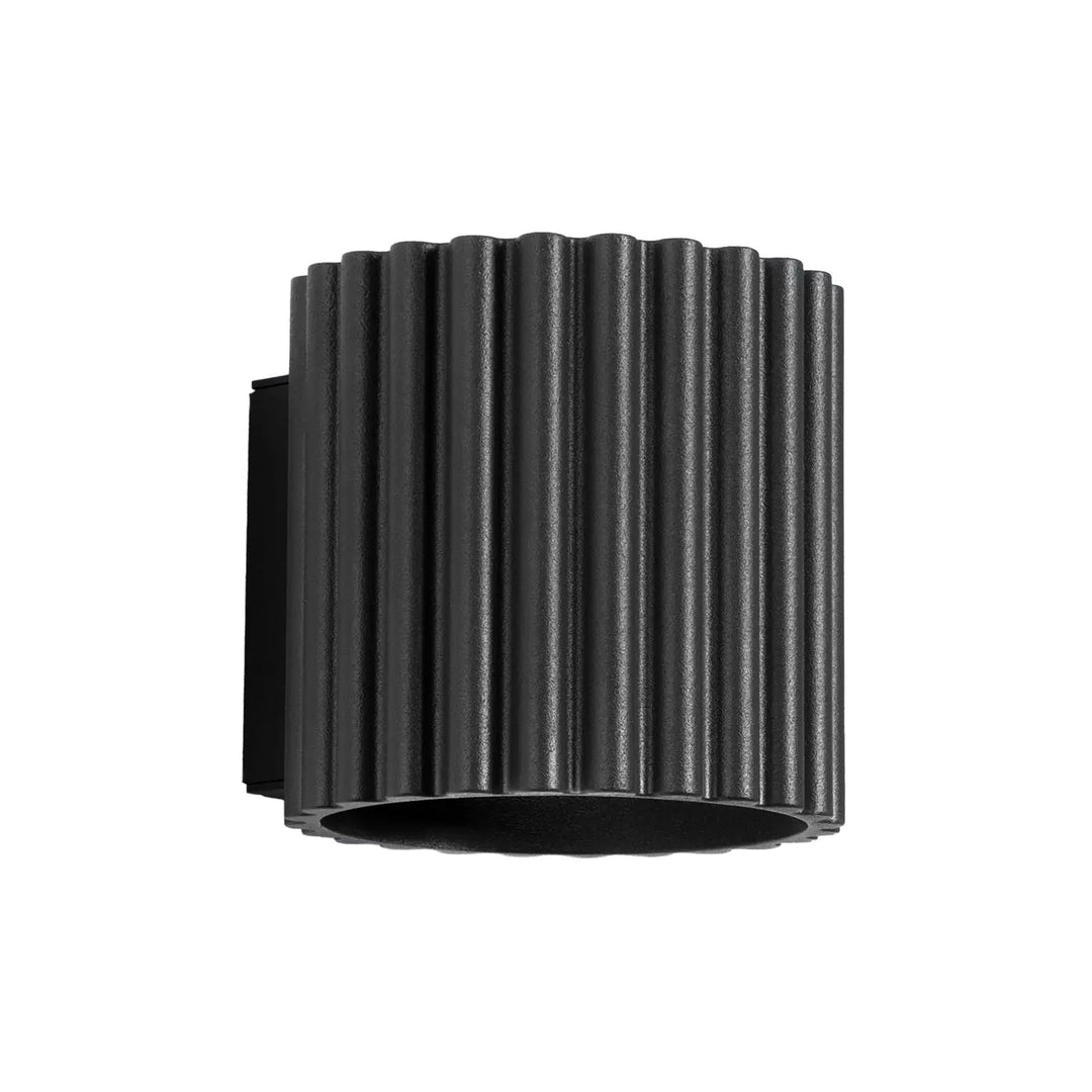 Applique murale aura noir en forme unique inspirée avec finition mate et surface cylindrique nervurée en métal noir