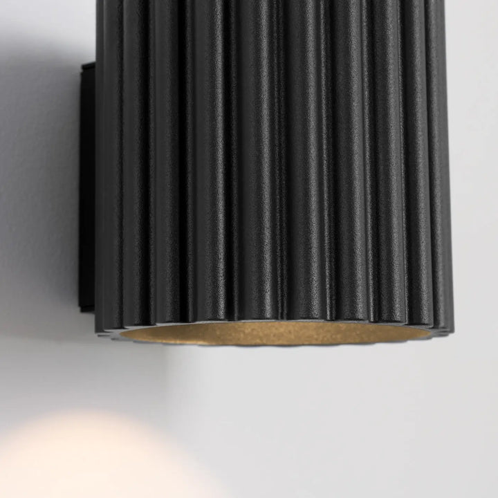 Applique murale aura noir en forme unique inspirée avec finition mate noire cannelée et intérieur doré élégant