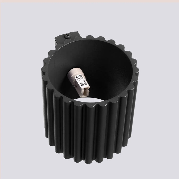 Applique murale aura noir noire avec forme unique inspirée et design en cylindre led à surface striée avec support intégré