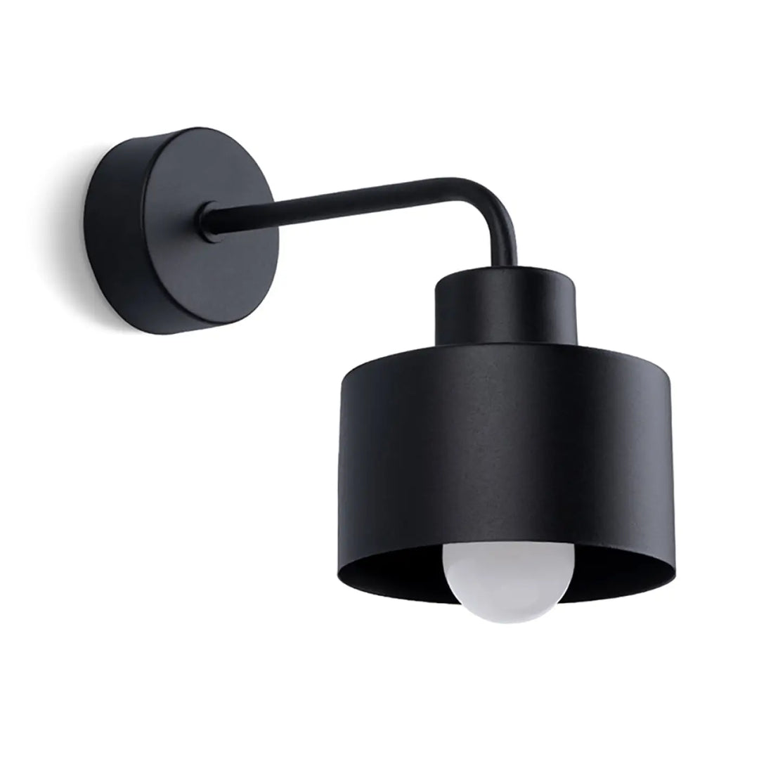 Applique murale savar 1 noir avec abat-jour cylindrique et bras courbé, lampy z linii savar przyciągają uwagę i emanują prostotą