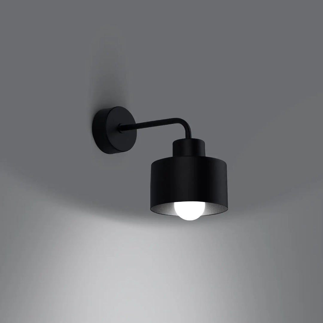 Applique murale savar 1 noir avec finition mate noire et bras courbé, lampy z linii savar przyciągają uwagę jednocześnie emanują prostotą