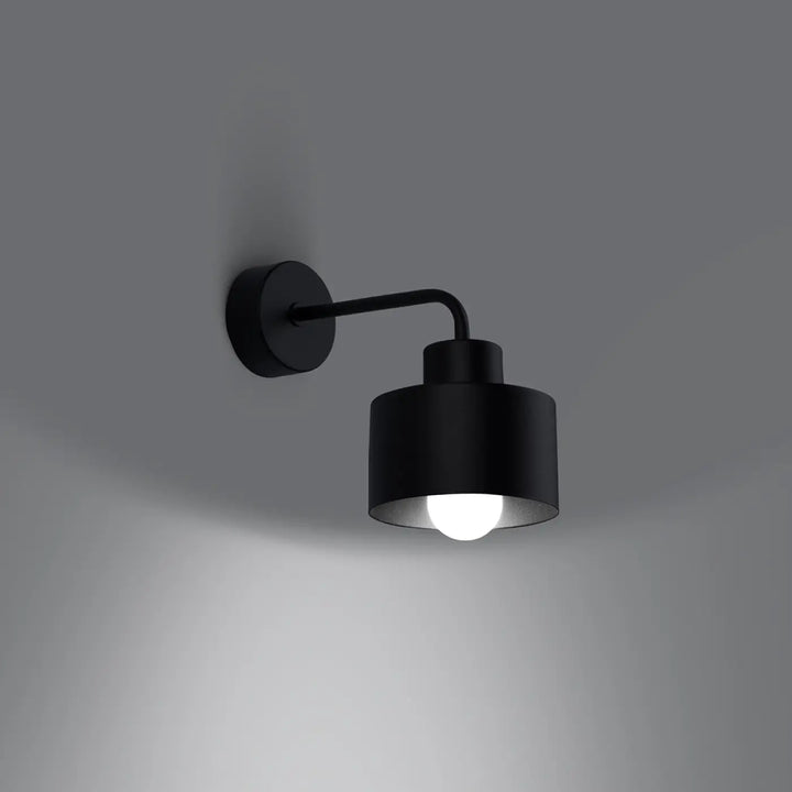 Applique murale savar 1 noir avec finition mate noire et bras courbé, lampy z linii savar przyciągają uwagę jednocześnie emanują prostotą