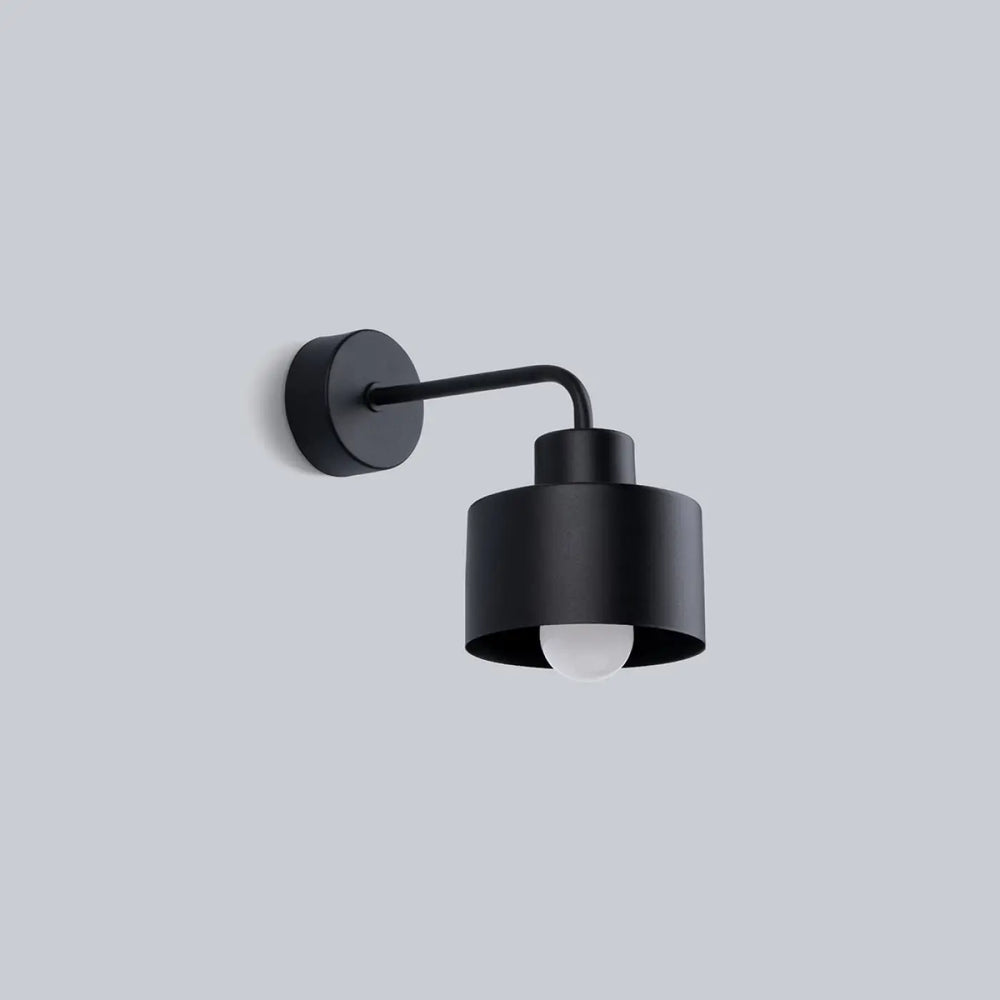 Applique murale savar 1 noir avec finition mate noire et bras courbé, lampy z linii savar przyciągają uwagę emanując prostotą