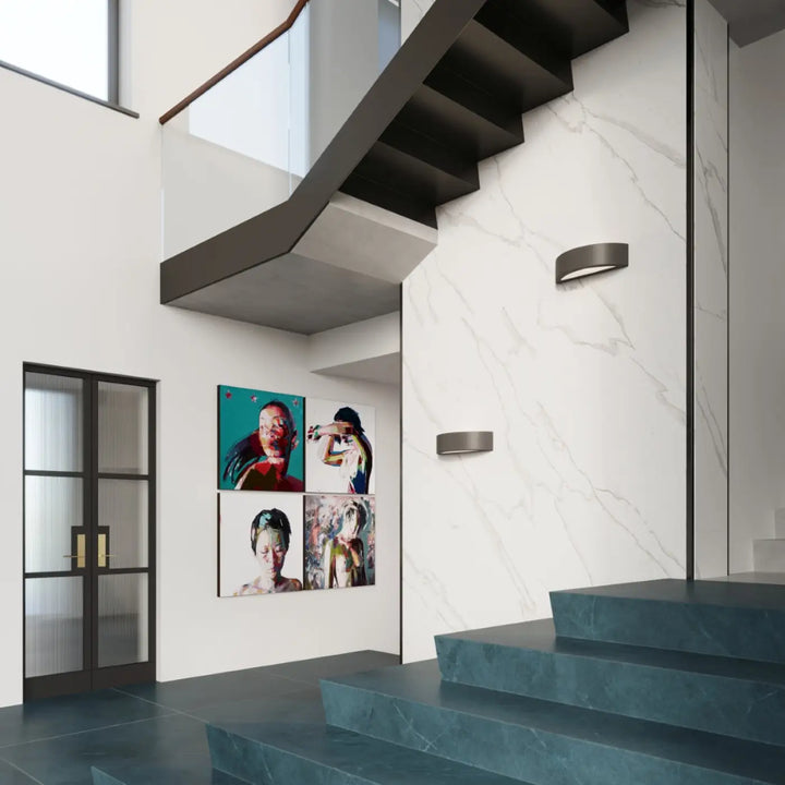 Applique murale atena noir en céramique moderne avec corps métallique incurvé et finition mate élégante