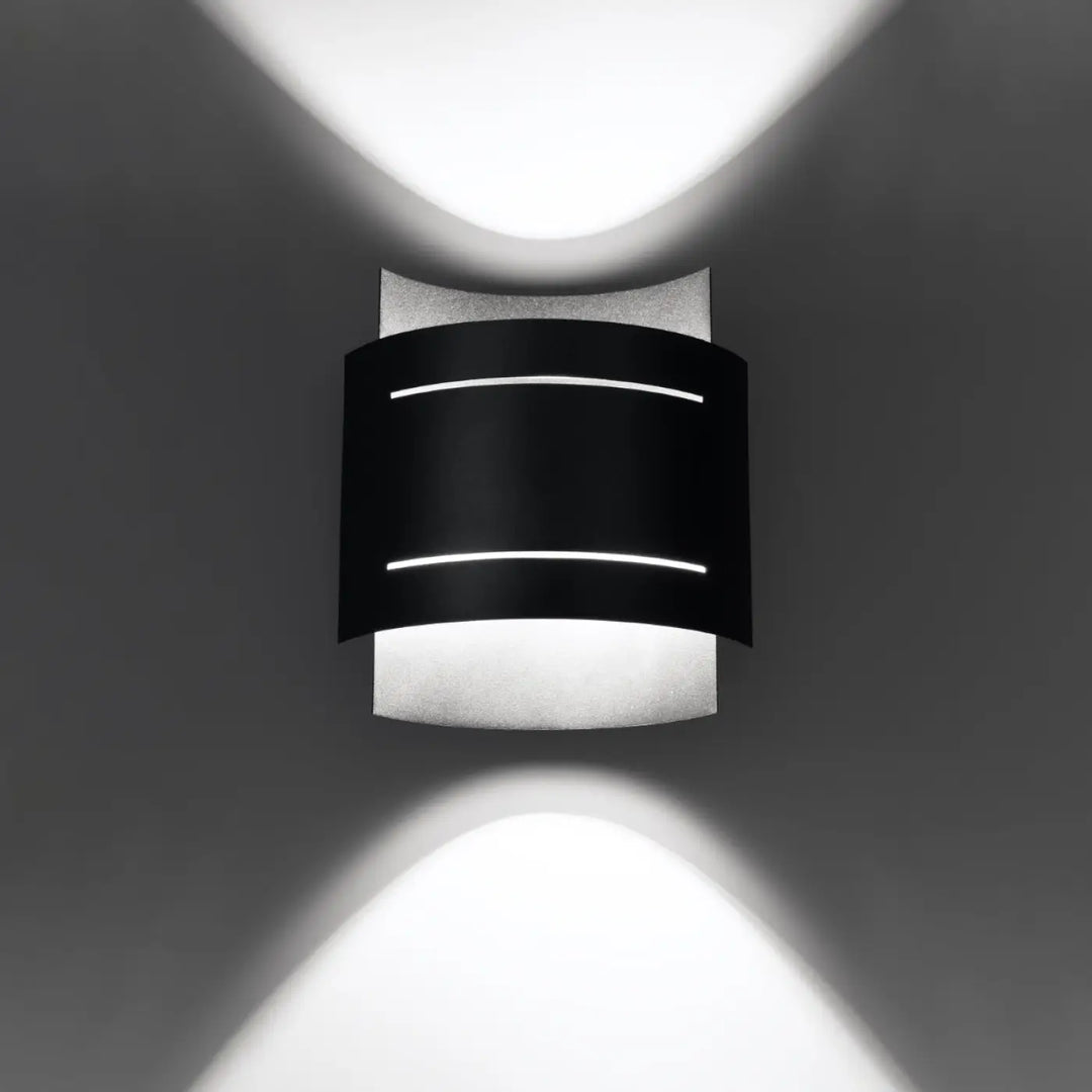Applique murale hestia noir avec deux bandes led horizontales et panneaux en verre dépoli design original