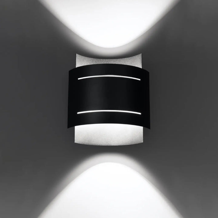 Applique murale hestia noir avec deux bandes led horizontales et panneaux en verre dépoli design original