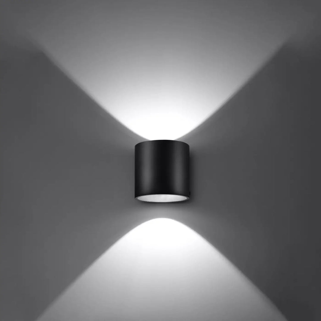 Kinkiet orbis noir en bois naturel avec design moderne diffusant deux faisceaux de lumière symétriques