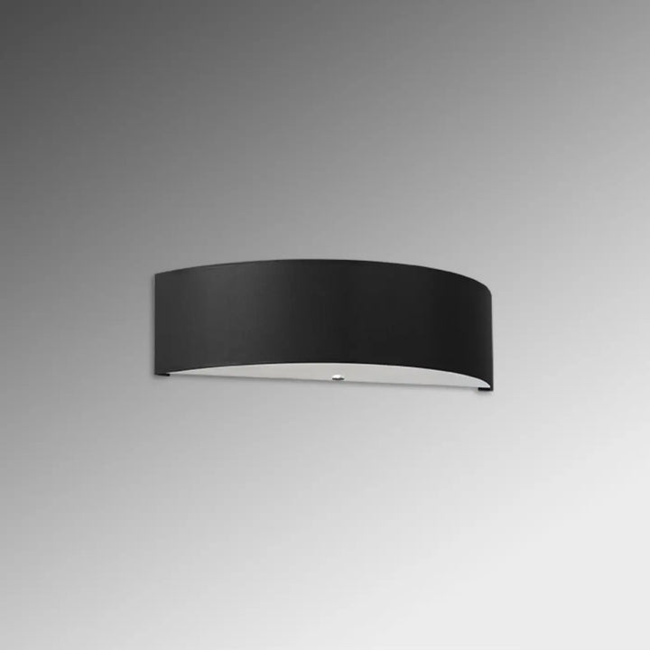 Applique murale skala noire en acier courbée avec un design minimaliste combiné l acier industriel