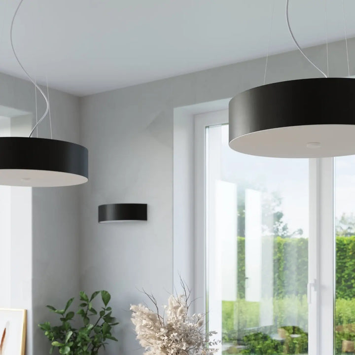 L’applique murale skala noir en acier industriel avec luminaires cylindriques minimalistes modernes et intérieurs blancs